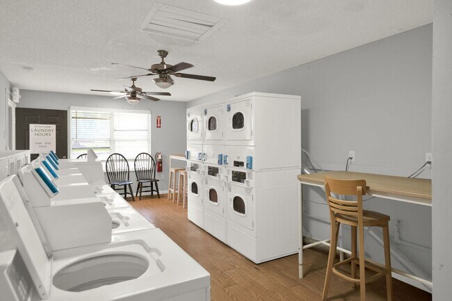 Building Photo - SPACIOUS 2 Bedroom 1.5 Bath Apartment for Rent