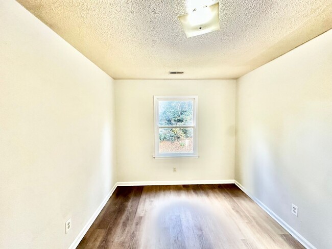 Building Photo - 507 Ebenezer Ave