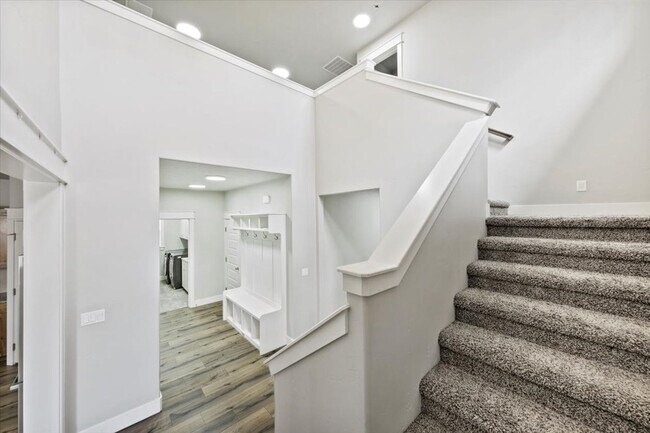 Building Photo - Stylish 4-Bed + Loft Just Minutes from The...