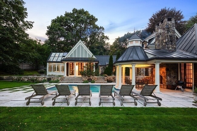 Building Photo - 100 Summer St