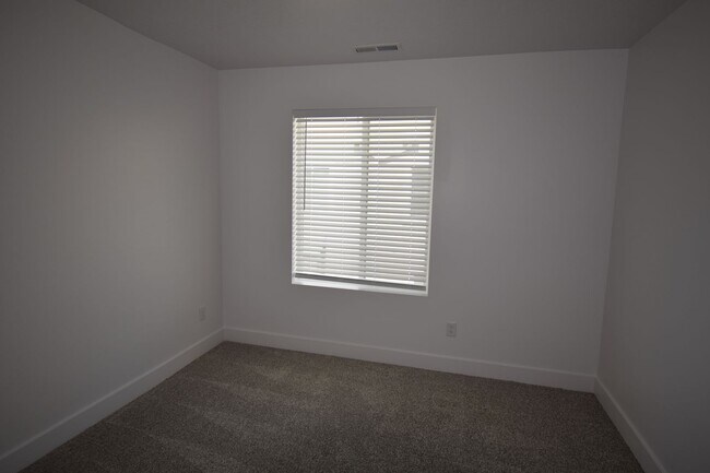 Building Photo - Charming 3 Bed 2.5 Bath Townhome in Murray!!!