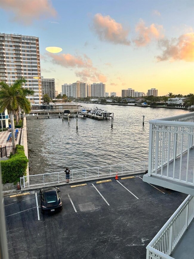 Building Photo - 1913 S Ocean Dr