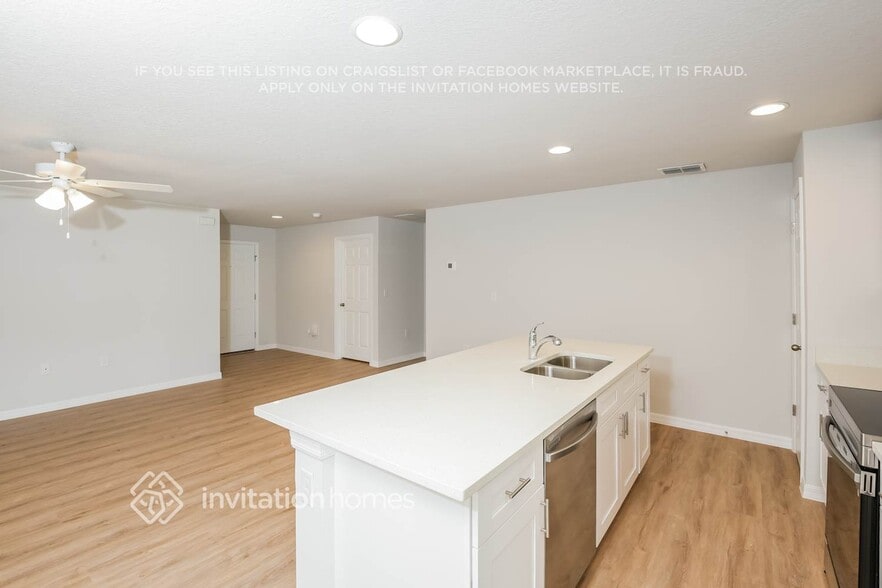 Building Photo - 1021 Quail St SE