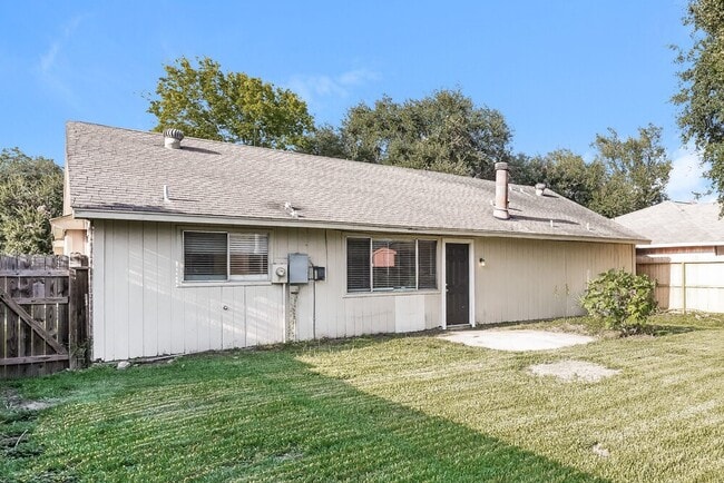 Building Photo - 1711 Meadow Green Dr