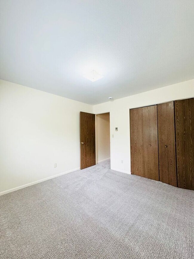 Building Photo - NEW Paint & Carpet! Cozy 2 Bedroom duplex ...