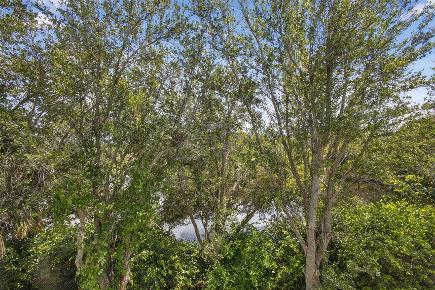 Building Photo - 2213 Oakmont Dr
