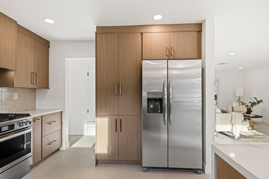 Building Photo - 1111 S San Joaquin Dr