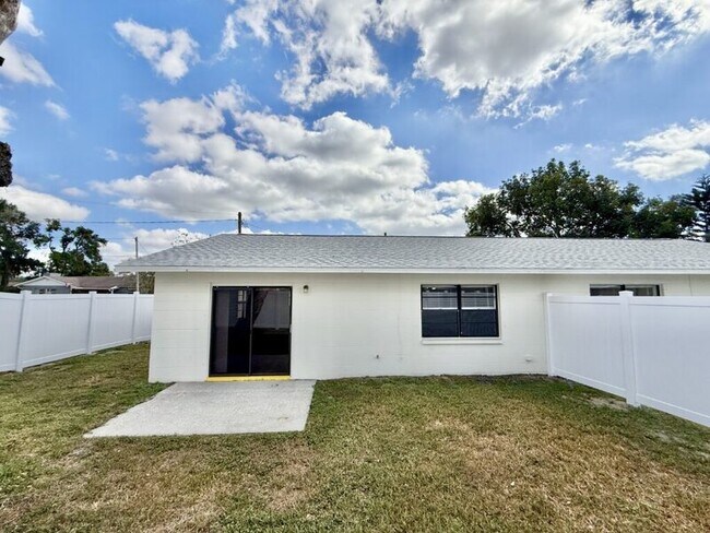 Building Photo - 5212 Peach Ave