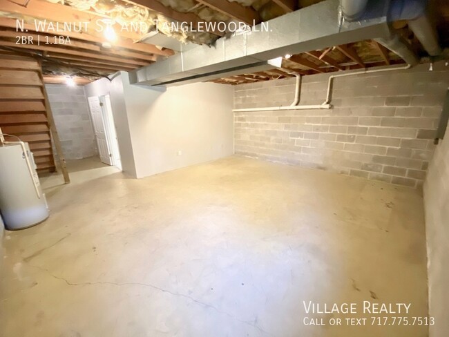 Building Photo - Spacious END-UNIT 3-BR Townhome in Dallast...