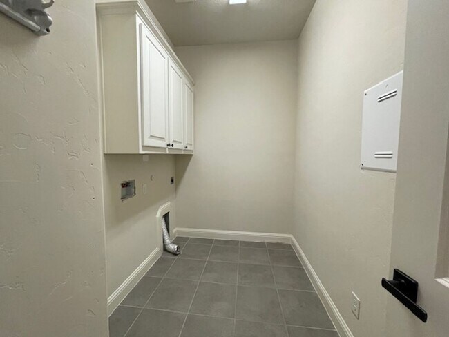 Building Photo - 1605 Le Mans Ln