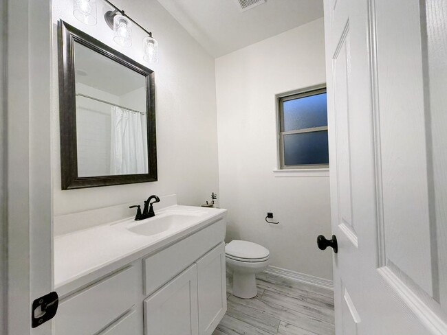 Building Photo - Gorgeous Home - MUST SEE!!