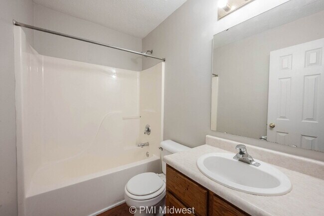 Building Photo - Charming 2-Bedroom, 2.5 Bath Home w/ Loft in Plainfield