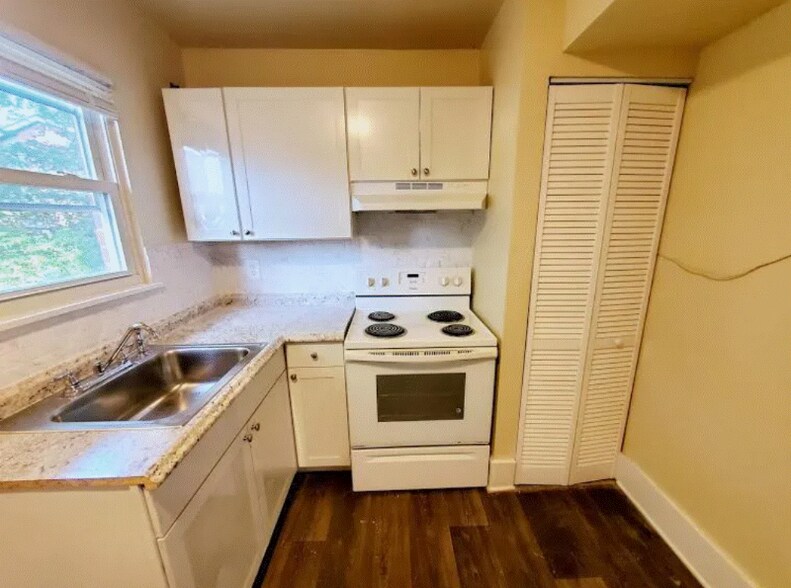 Building Photo - 1708 Carlisle Ave