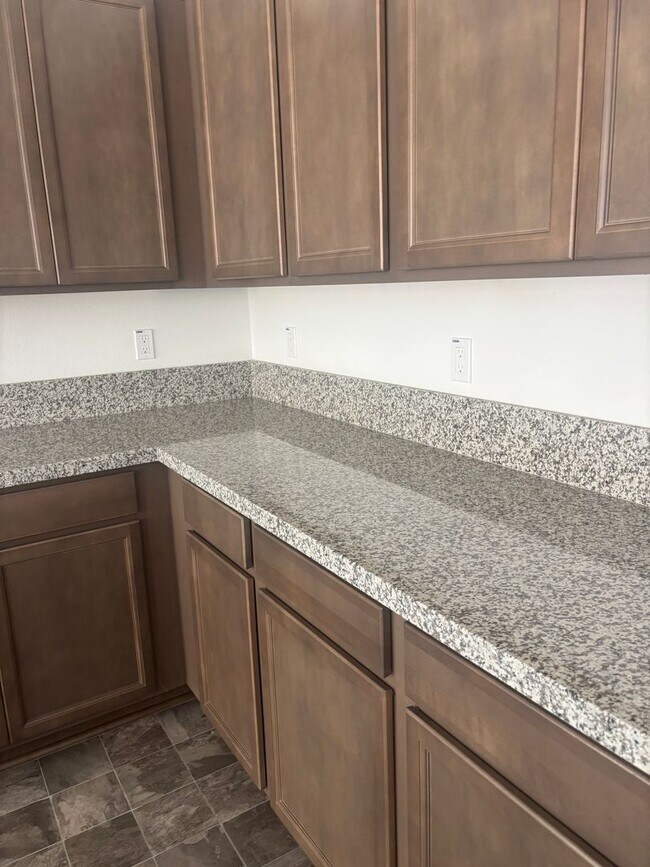 Building Photo - 4-Bedroom Spacious Home