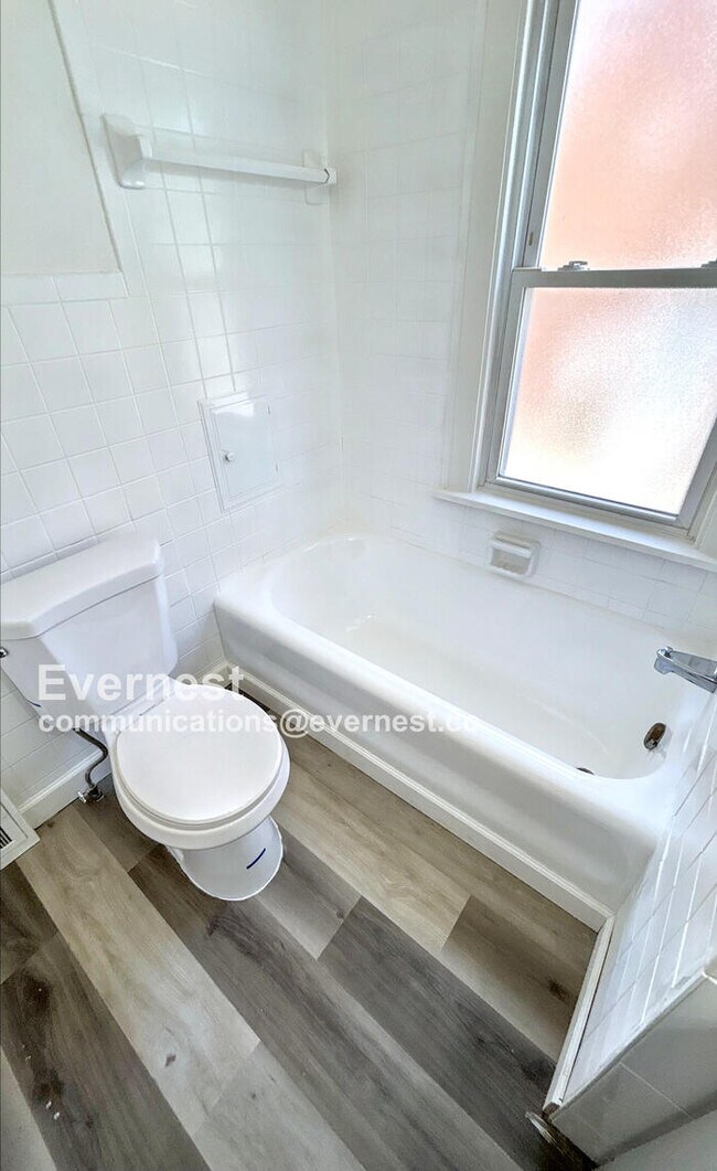 Building Photo - Spacious 4-Bedroom Home with Great Space /...