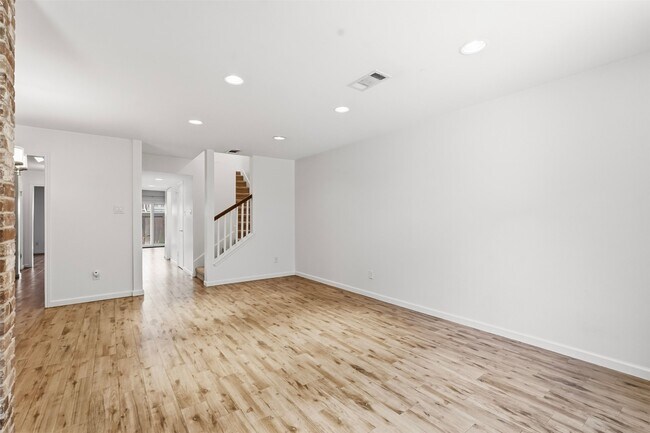 Building Photo - 450 N Post Oak Ln