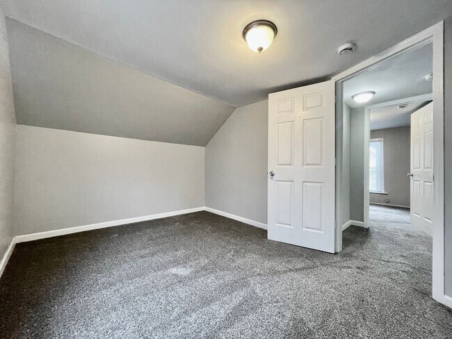 Building Photo - 1011-1013 Quarry Ave NW