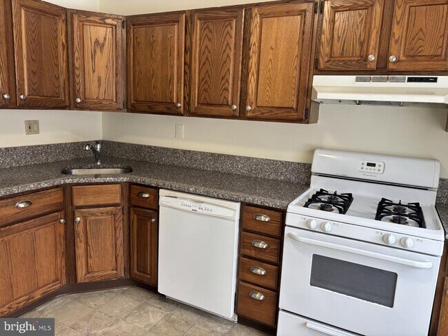 Building Photo - 2028 Yorktown N