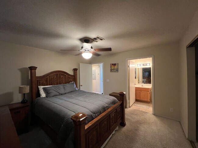 Building Photo - Two Bedroom Two Bathroom Fully Furnished Condo