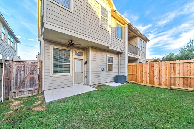 Building Photo - 5550 Sallow Bay Ln
