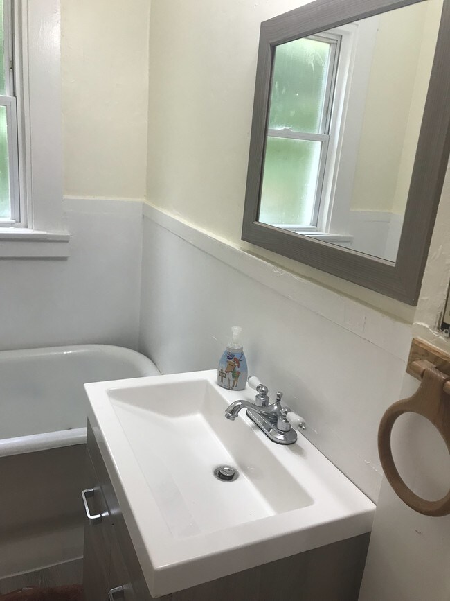 Bathroom - 3422 Bosworth Rd