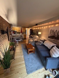 Building Photo - 805 W Oakdale Ave