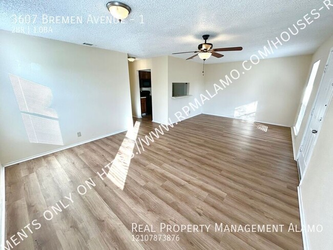 Building Photo - Available Now! DOWNSTAIRS 2 Bedroom / 1 Ba...