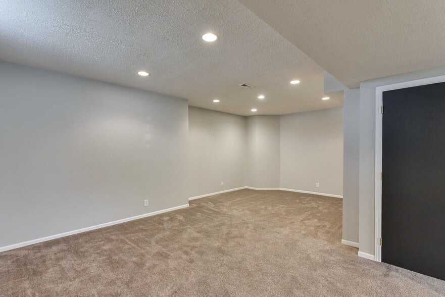 Building Photo - 15327 Parker Cir