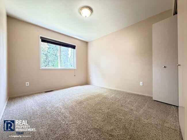 Building Photo - Beautiful 4BR Home Near Orting with Large Yard, Oversized Garage & A/C