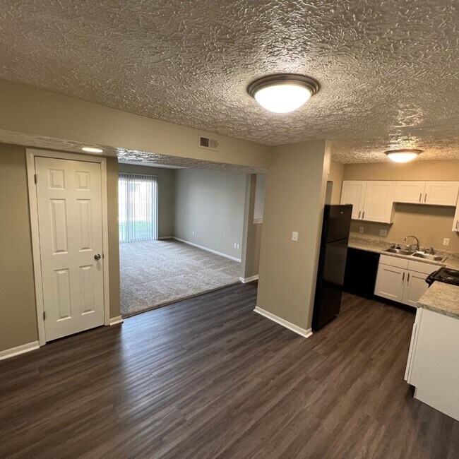 Building Photo - Spacious One Bedroom Apartment with W/D Connection!