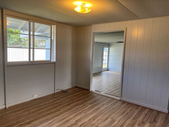 Building Photo - Renovated 4 bdrm, office/den, 2 bath singl...