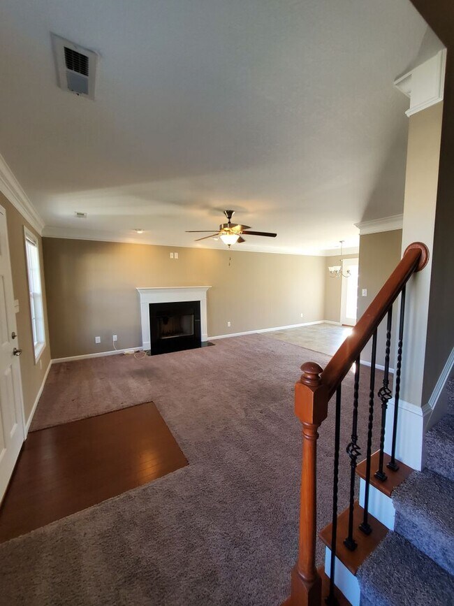 Building Photo - Maryville 37804 - 3 bedroom, 2.5 bath home with fireplace - Call Karen Robertson (865) 454-7626