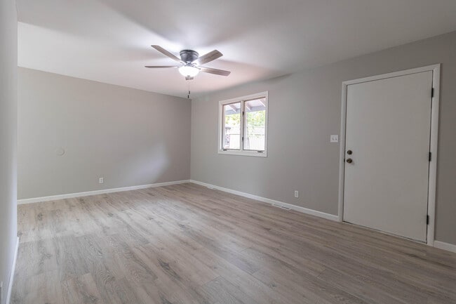Building Photo - 5714 N Maple Ct