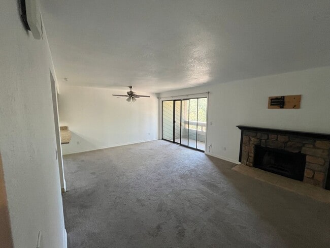 Building Photo - Bright 2 Bed 2 Bath Condo in great location!