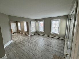 Building Photo - 21 Maple St