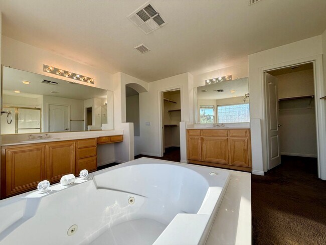 Building Photo - Lovely, large 4 bedroom