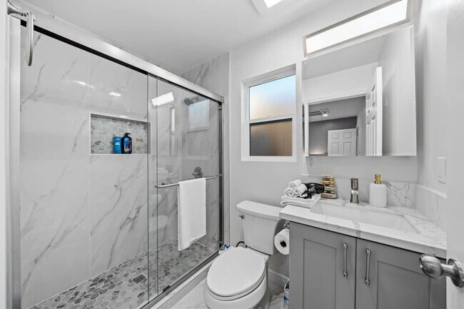 Building Photo - 10983 Parkdale Ave