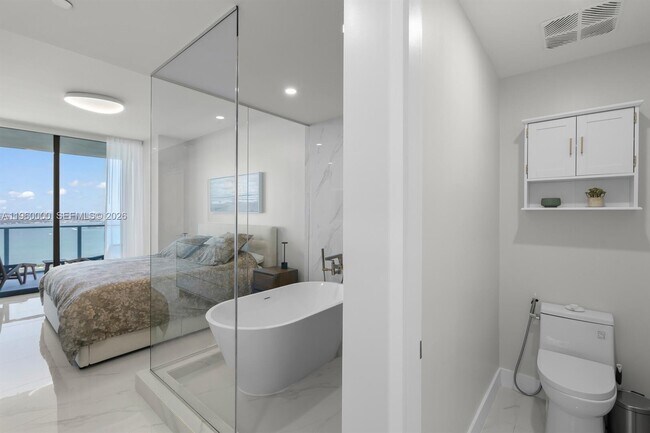 Building Photo - 700 NE 24th St