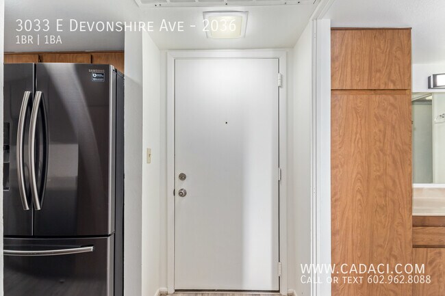 Building Photo - 3033 E Devonshire Ave