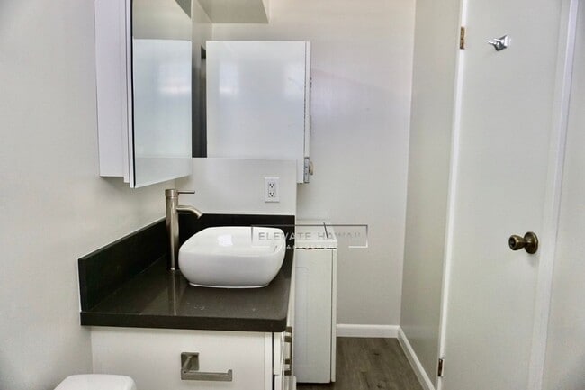Building Photo - RENOVATED, PENTHOUSE VIEWS - Studio Unit i...