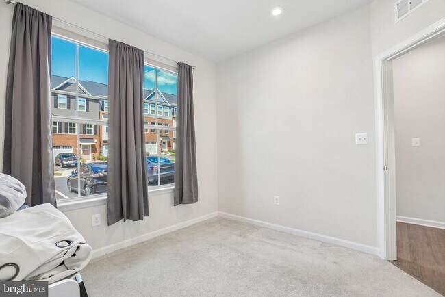 Building Photo - 158 Woodgate Cir