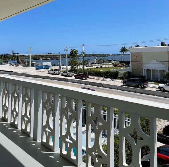 Building Photo - 3915 S Flagler Dr