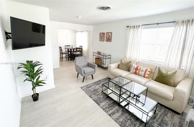 Building Photo - 1313 NE 118th St