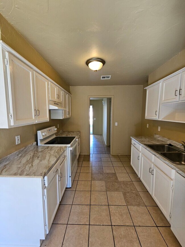 Building Photo - (3) Bed/(2) Bath Pets Negotiable Avail NOW!