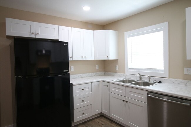 Building Photo - Recently Remodeled 3 Bed 2 Bath!