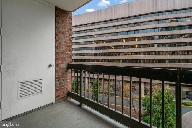 Building Photo - 1805 Crystal Dr