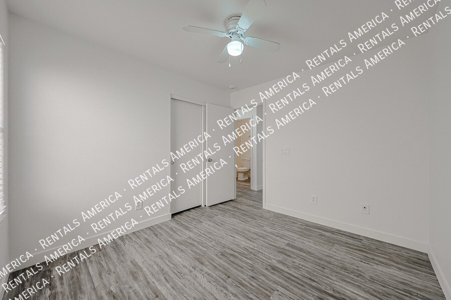 Building Photo - 4930 W Desert Dr