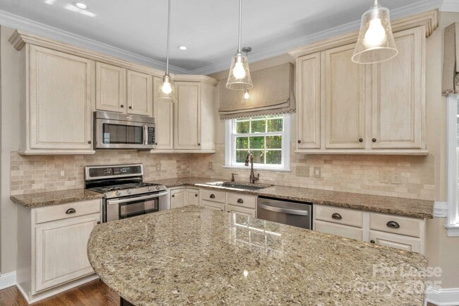 Building Photo - 1202 Coachman Dr