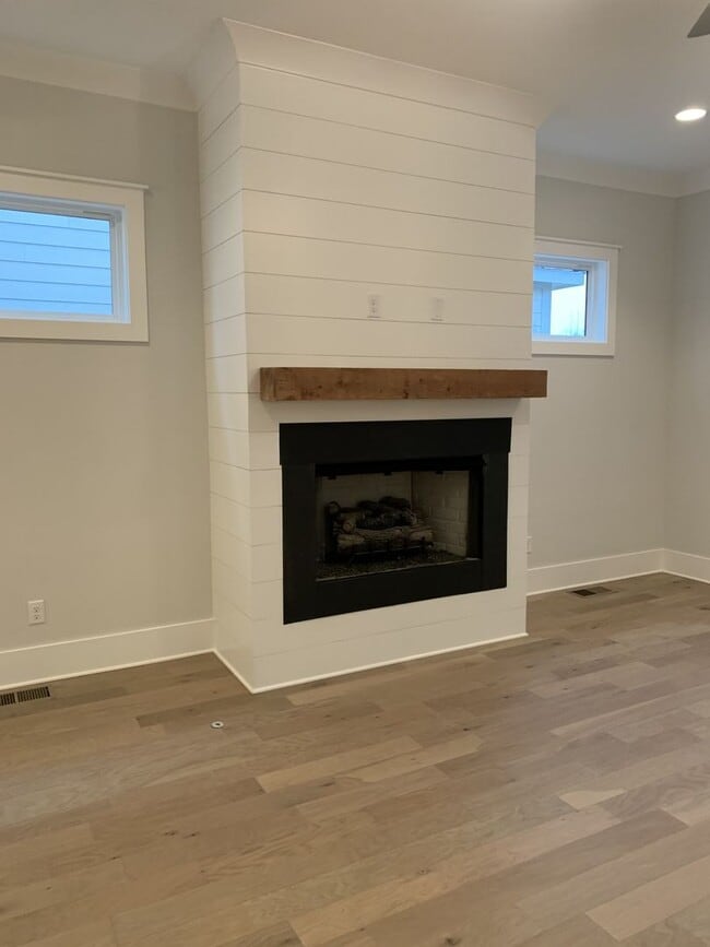 Building Photo - 4-Bed/2.5-Bath in Lockwood Glen!