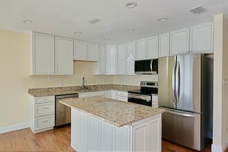 Building Photo - 2168 Paloma St